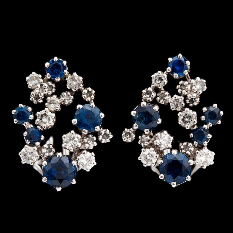 A pair of blue sapphire and diamond earrings, tot. app. 0.60 cts.