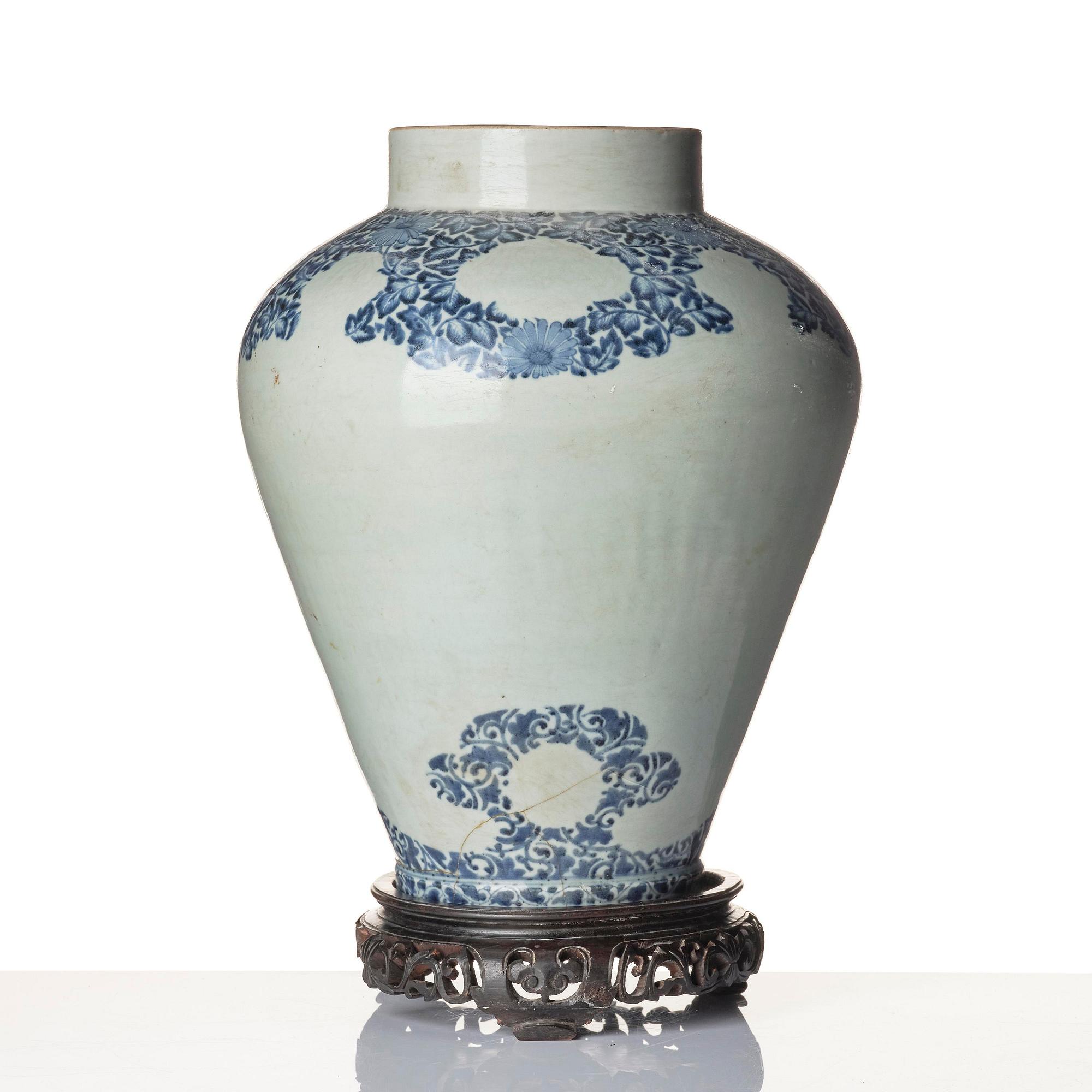 A Japanese blue and white porcelain urn, Genroku, Edo (1603-1868).