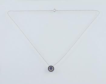 HÄNGE, 18K vitguld med baguettslipade diamanter ca 0.13 ct samt fasettslipade blå safirer ca 0.35 ct. Vikt 2,8 gram.