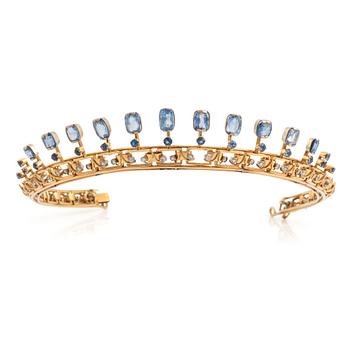 445. A tiara/necklace combination in 18K gold with sapphires and round brilliant-cut diamonds.