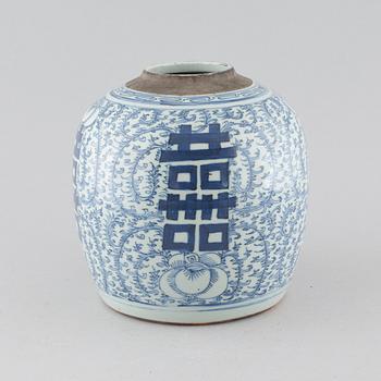 A 19th century chinese blue and white jar.