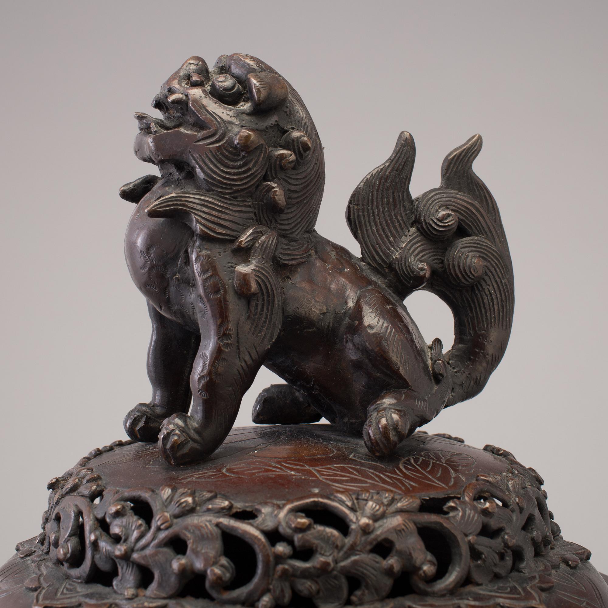 A massive Japanese bronze incense burner on tripod with cover, Meiji Meiji (1868-1912).