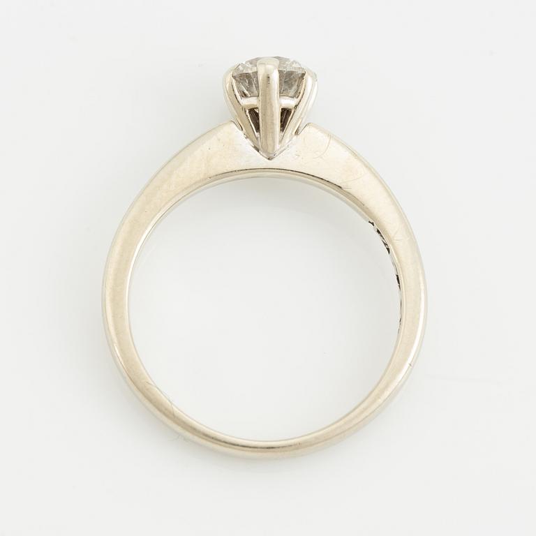 Ring, solitär, Kraiko Diamonds, vitguld med briljantslipad diamant.