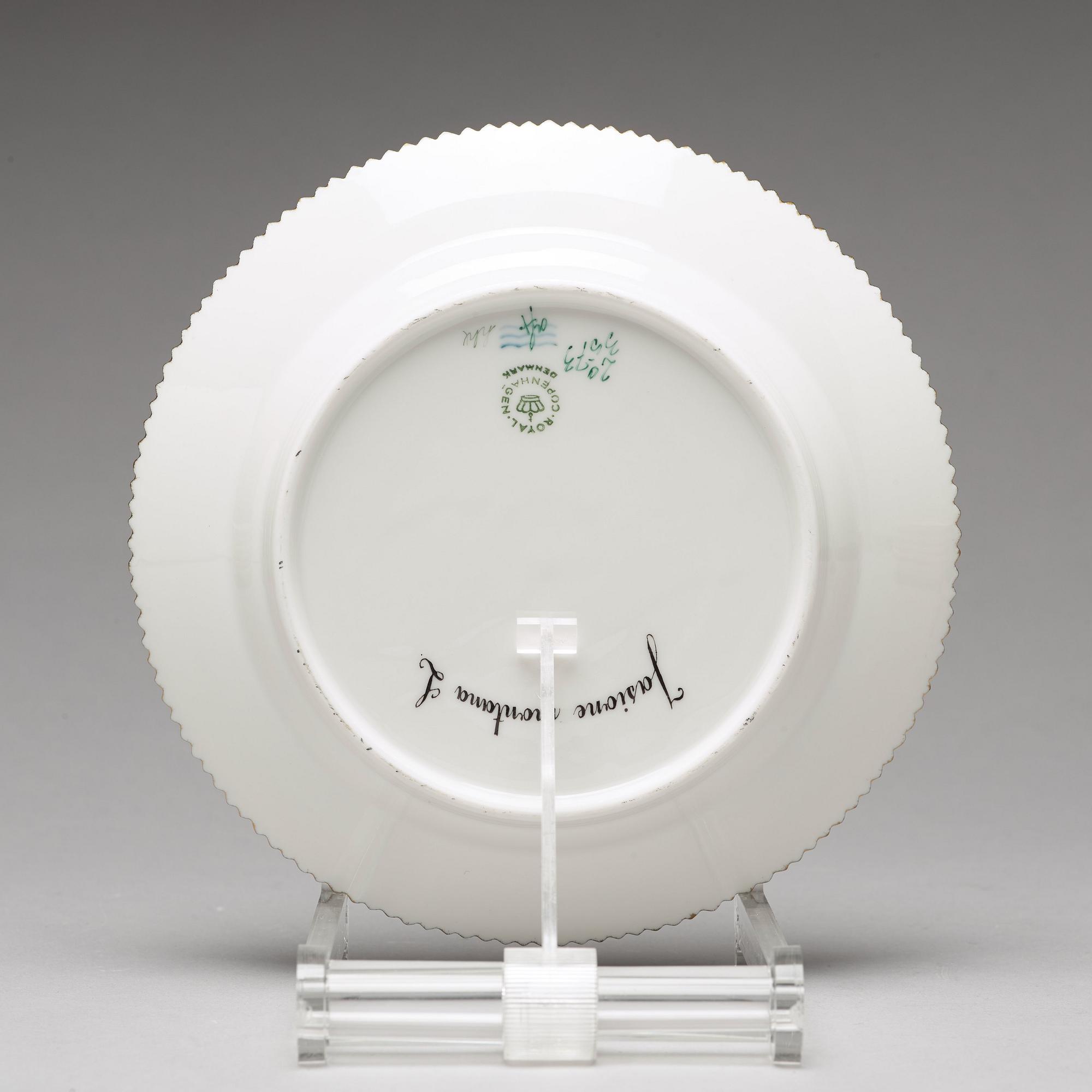 ASSIETTER, 12 stycken, porslin. "Flora Danica", Royal Copenhagen, Danmark, 1900-tal.