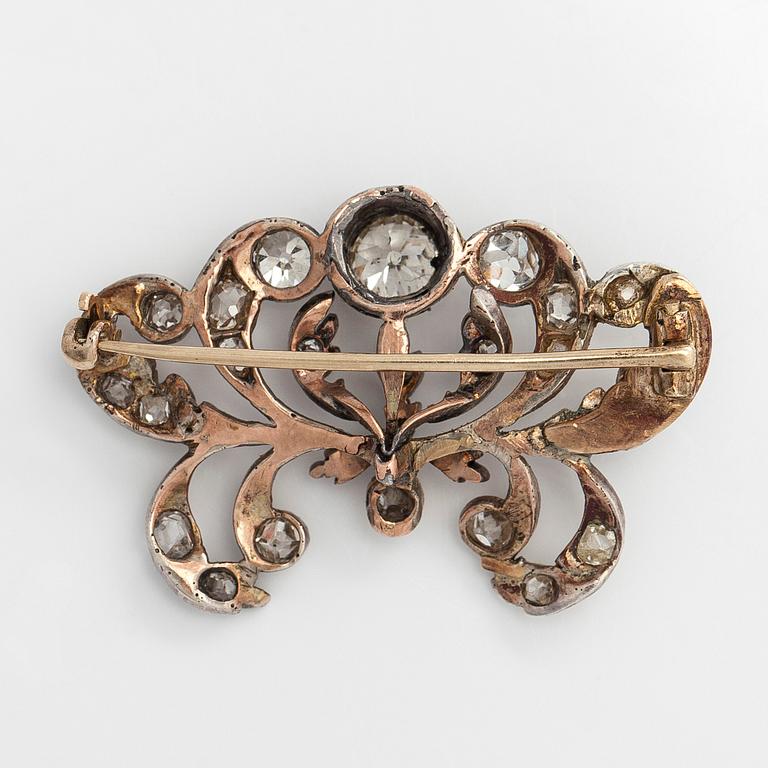 Brooch, part of a tiara, approx. 9-10K gold/silver with old- and rosecut diamonds, 19th century.