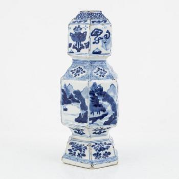 A blue and white vase, Qing dynasty, Kangxi (1662-1722).