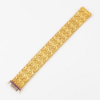A bracelet in 18K gold with eight-cut diamonds and pink stones.
