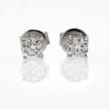 18K white gold earrings with diamonds.