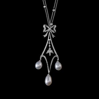 567. KAULAKORU, briljanttihiottuja timantteja n. 1.85 ct. Viljeltyjä helmiä. 18K valkokultaa. Paino 12,7 g.