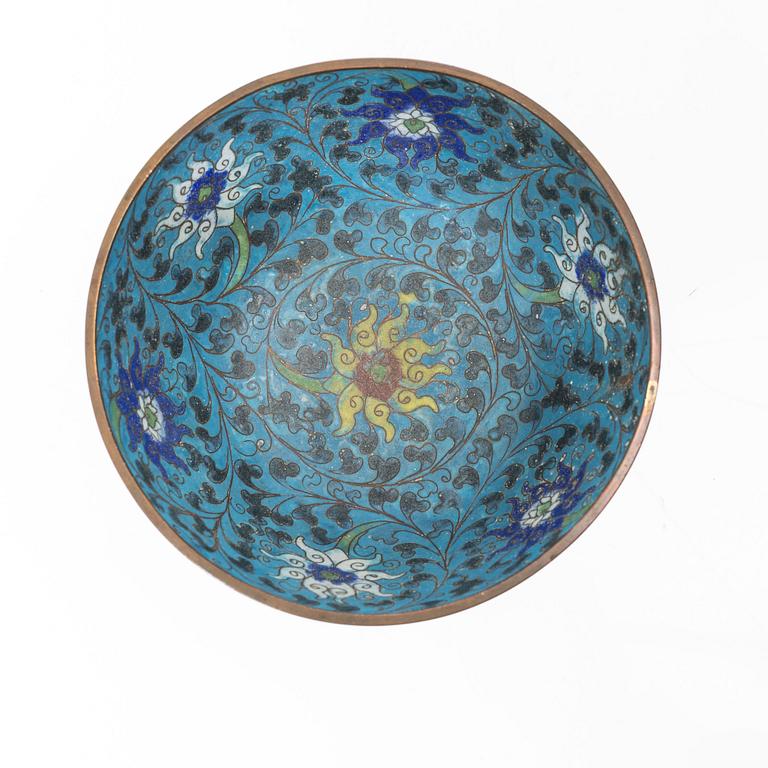 Skål, cloisonne på koppar, Mingdynastin (1368-1644).