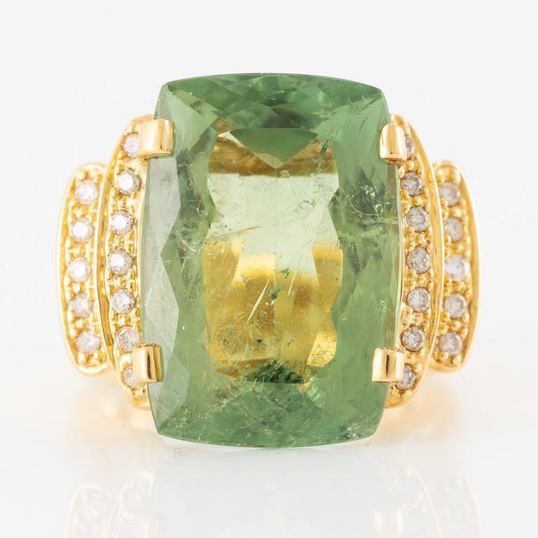 Ring, cocktail ring, 14K gold with green beryl and brilliant-cut diamonds.