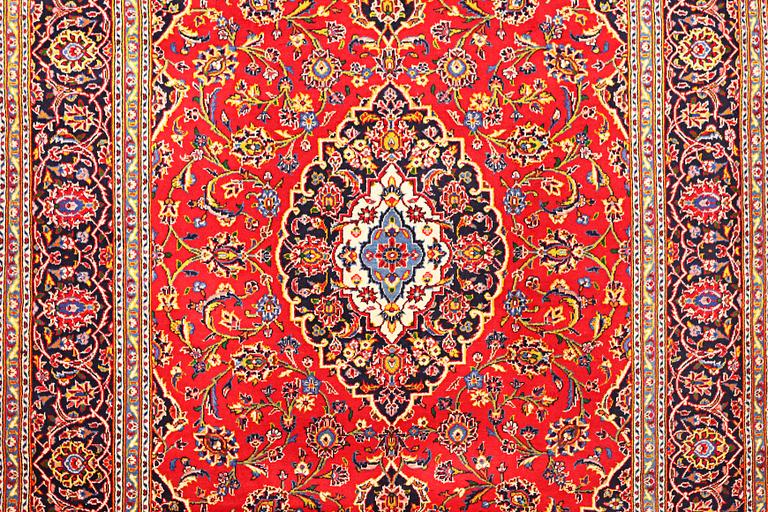 A Kashan carpet, a. 305 x 200 cm.