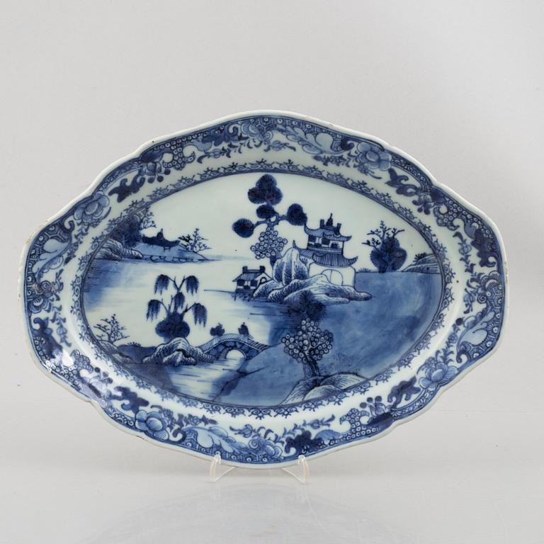 A Chinese export porcelain tureen with cover and a charger, Qing dynasty, Qianlong (1736-95).