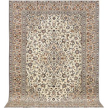 A Kashan carpet, c. 346 x 250 cm.