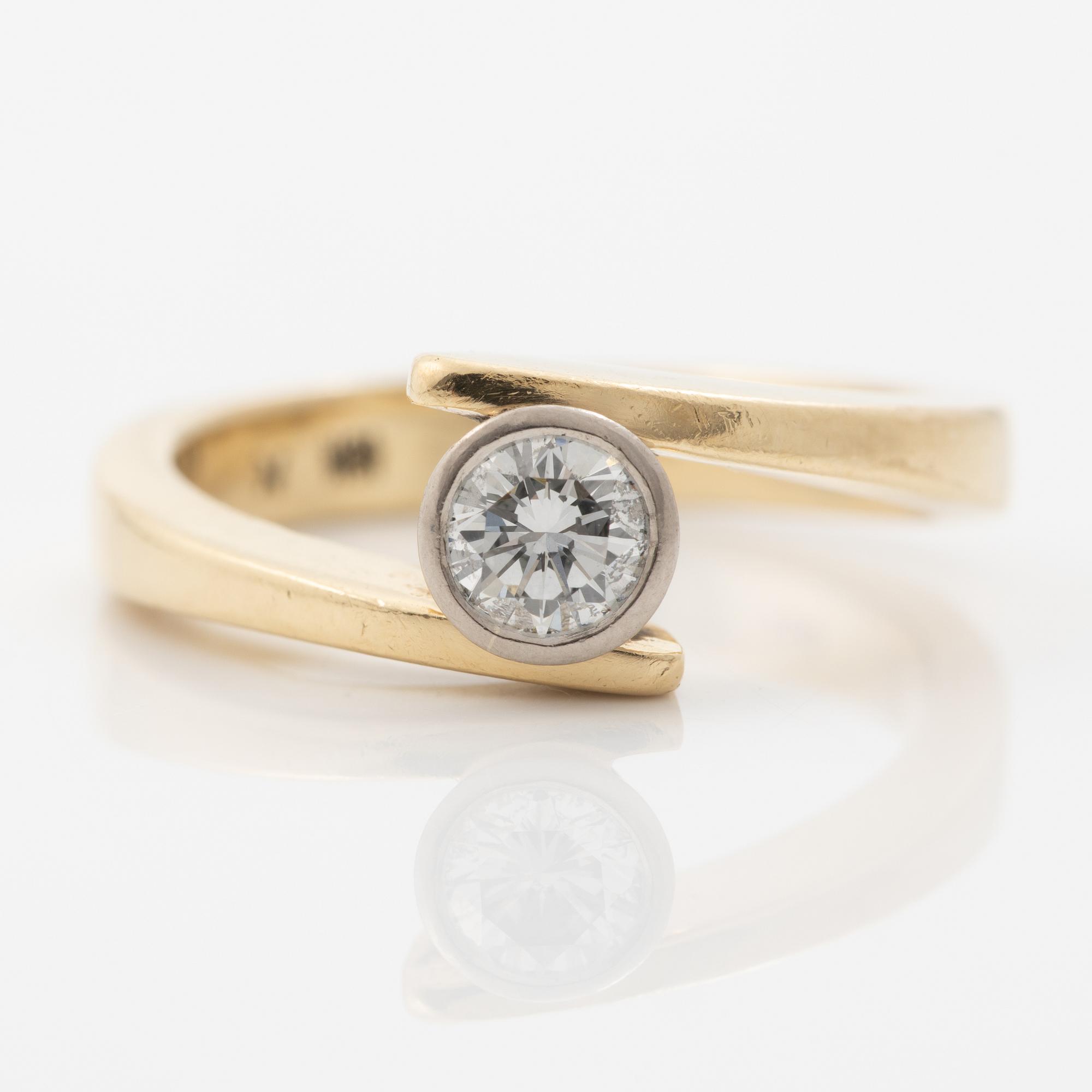 18K gold ring with a round brilliant-cut diamond.