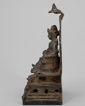 FIGURIN, grönpatinerad mässing, Kubera, Sydostasien 1900-talets senare hälft.