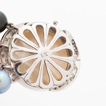 Three-row pearl necklace with cultured pearls, with an 18K white gold clasp set with a mabé pearl and octagonal-cut diamonds.