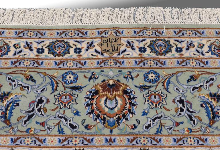 A carpet, Kashan, ca 590 x 418 cm.