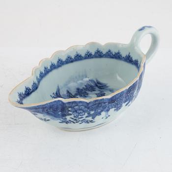 A Chinese export porcelain blue and white sauce boat, Qing dynasty, Qianlong (1736-95).