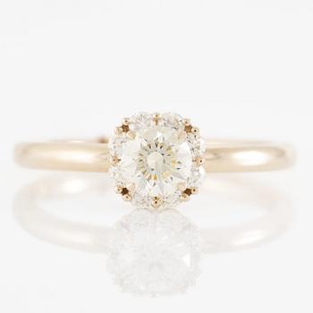 Ring in 18K gold set with brilliant-cut diamonds.