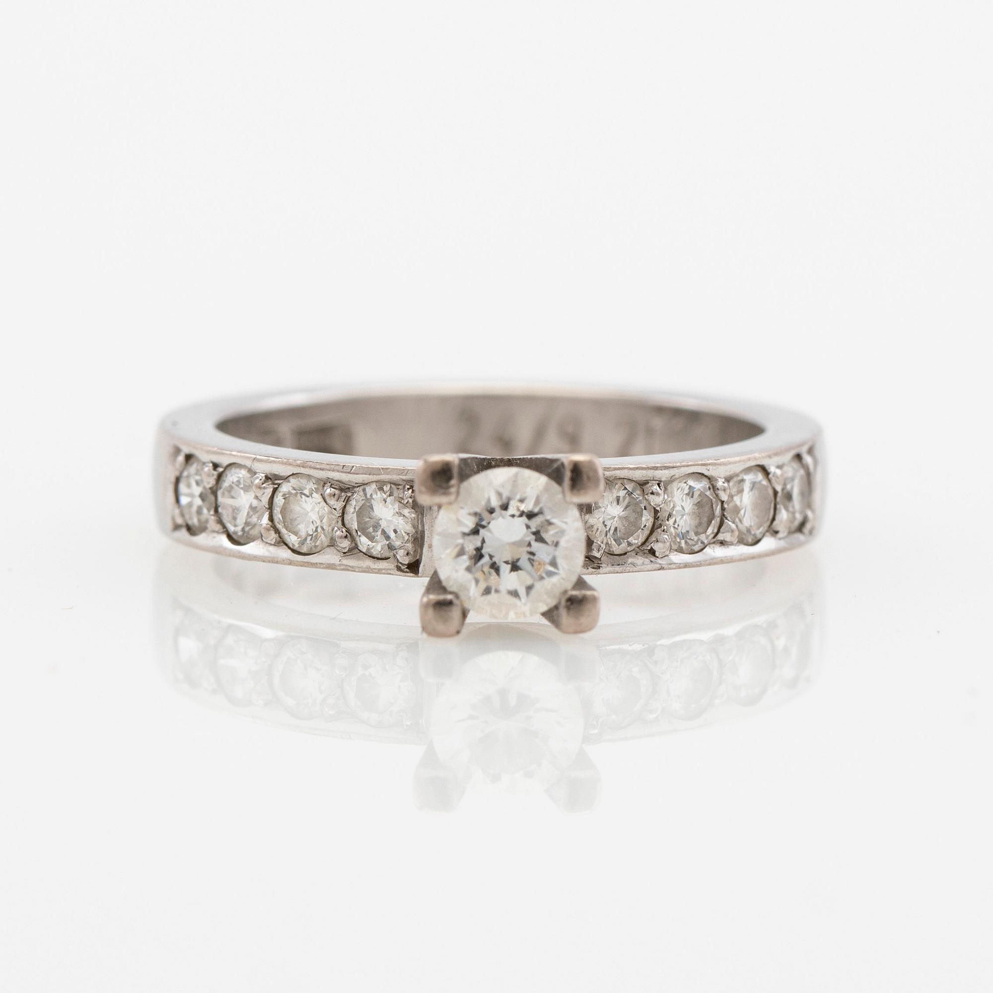 Ring, 18K white gold with brilliant-cut diamonds.