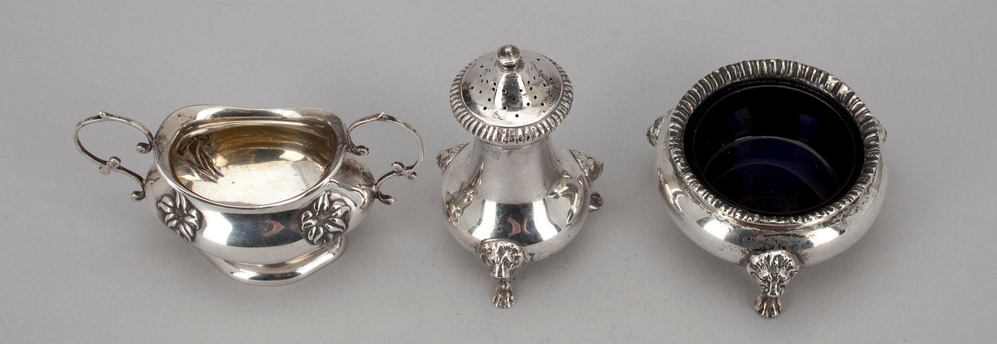 SALTSTRÖARE samt 2 st. SALTKAR, silver, London 1960-tal samt Birmingham 1912. Vikt 216 g.