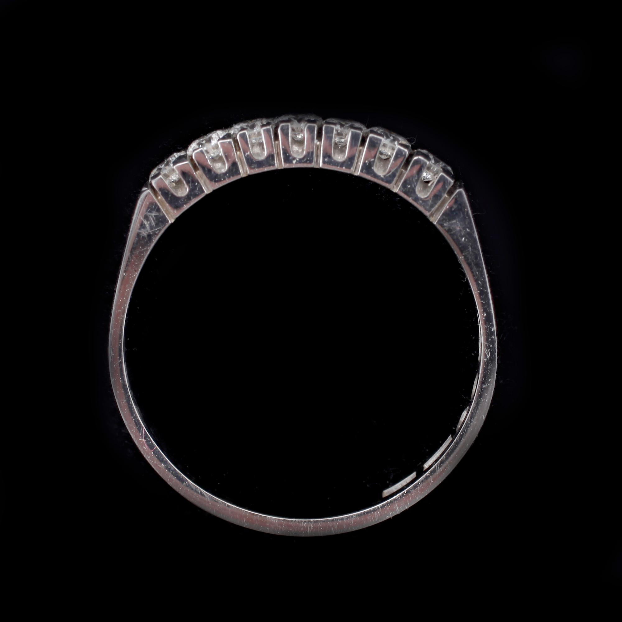 RING, 18k vitguld med 7 briljantslipade diamanter tot ca0,28ct. Vikt 2,6g.