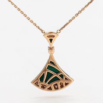 Bulgari, An 18K gold and malachite necklace "Diva's dream" with diamonds ca. 0.38 ct in total.