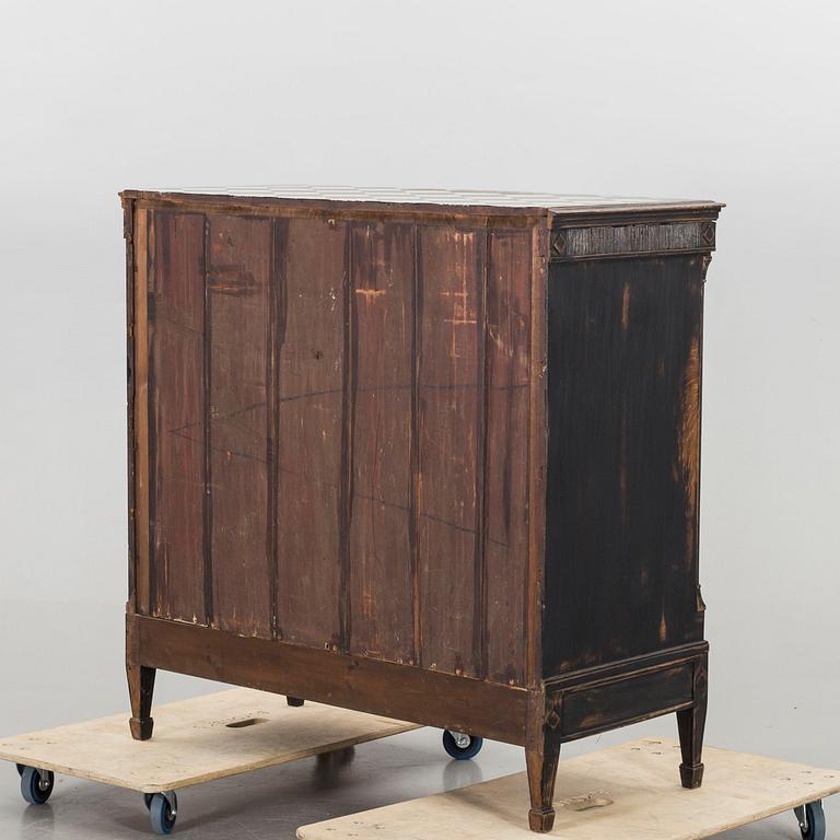 A 18TH CENTURY OAK CHEST OF DRAWERS.