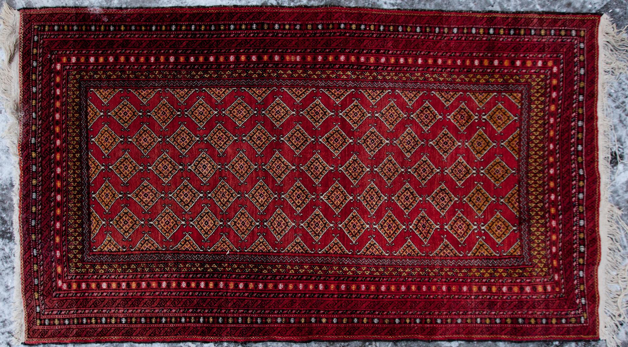MATTA, Kaukasisk. Ca 184x110 cm.