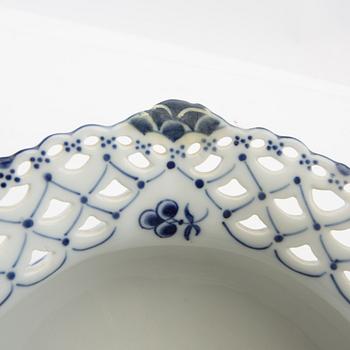 Jardinière "Musselmalet helblonde" Royal Copenhagen Denmark early 20th century porcelain.