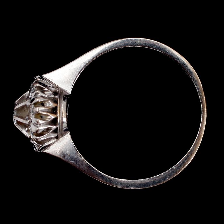 RING, 18 k vitguld, carmosemodell, svenska stämplar CLR 1972. Med briljanter tot 0.40 ct.