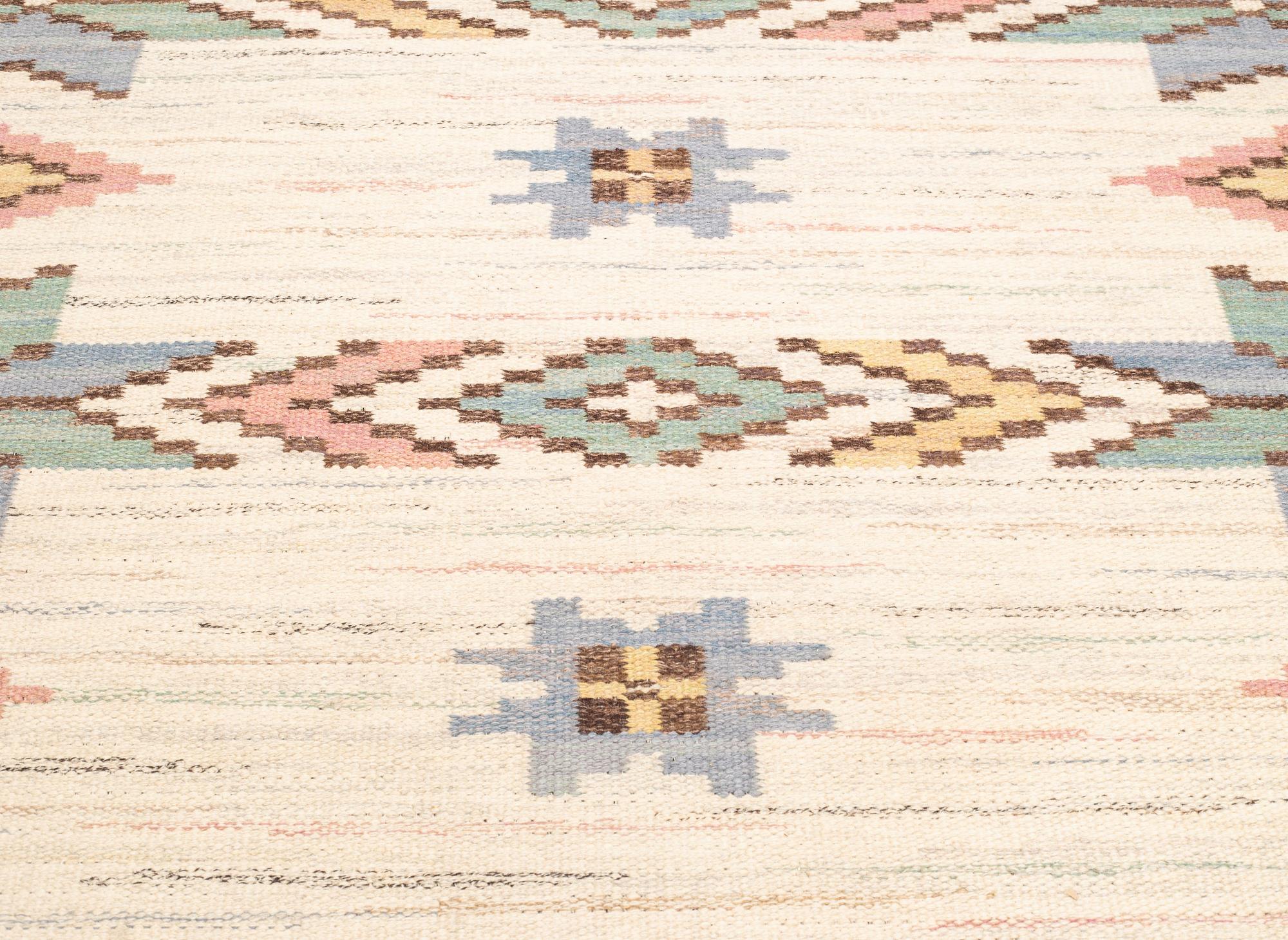 Märta Måås-Fjetterström, matta, "Vit botten", rölakan, ca 296,5 x 220,5-222,5 cm, signerad AB MMF.