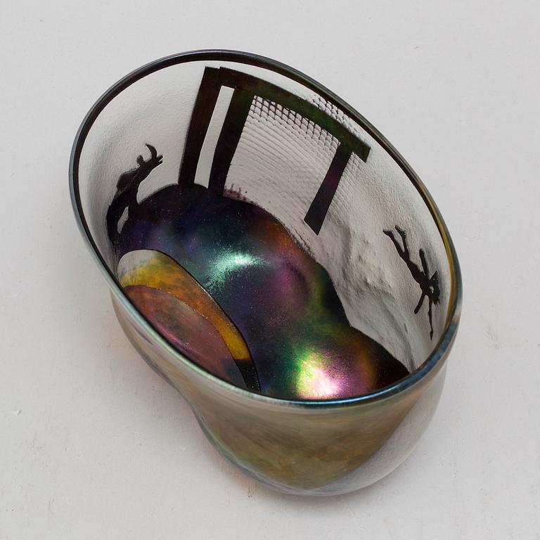 A glass bowl by Bertil Vallien, Kosta, unique, signed B Vallien Unik 5065.