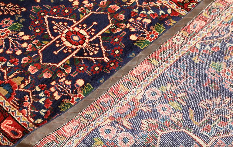 A Hamadan runner, approx. 405 x 108 cm.