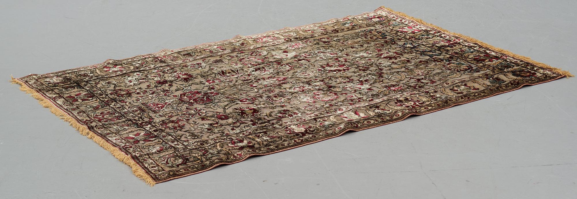 Matta, antik silke metallbroscherad Keshan, sannolikt omkring 1910, ca 200-202,5 x 129-131 cm.