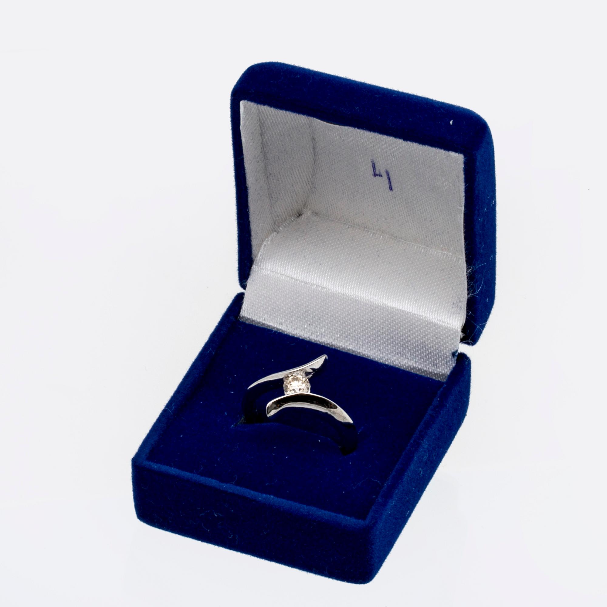 Ring 14K whitegold 1 brilliant-cut diamond 0,39 ct inscribed, light brown SI.