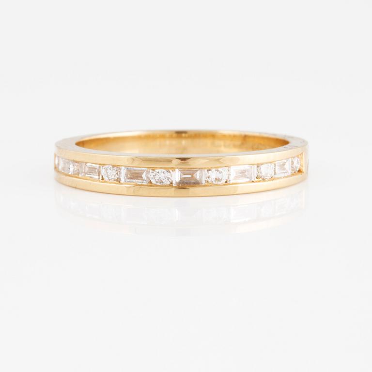 RING, 18K guld med briljant och baguetteslipade diamanter 0.50 ct. Vikt 4,9 gram.
