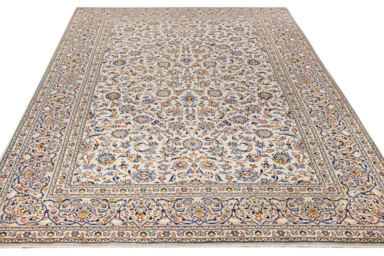 A Kashan carpet, c. 380 x 271 cm.