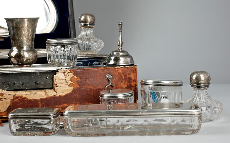 TVÄTT/TOILETTESERVIS, 12 delar, silver och glas, Österrike-Ungern, troligen omkr 1900.