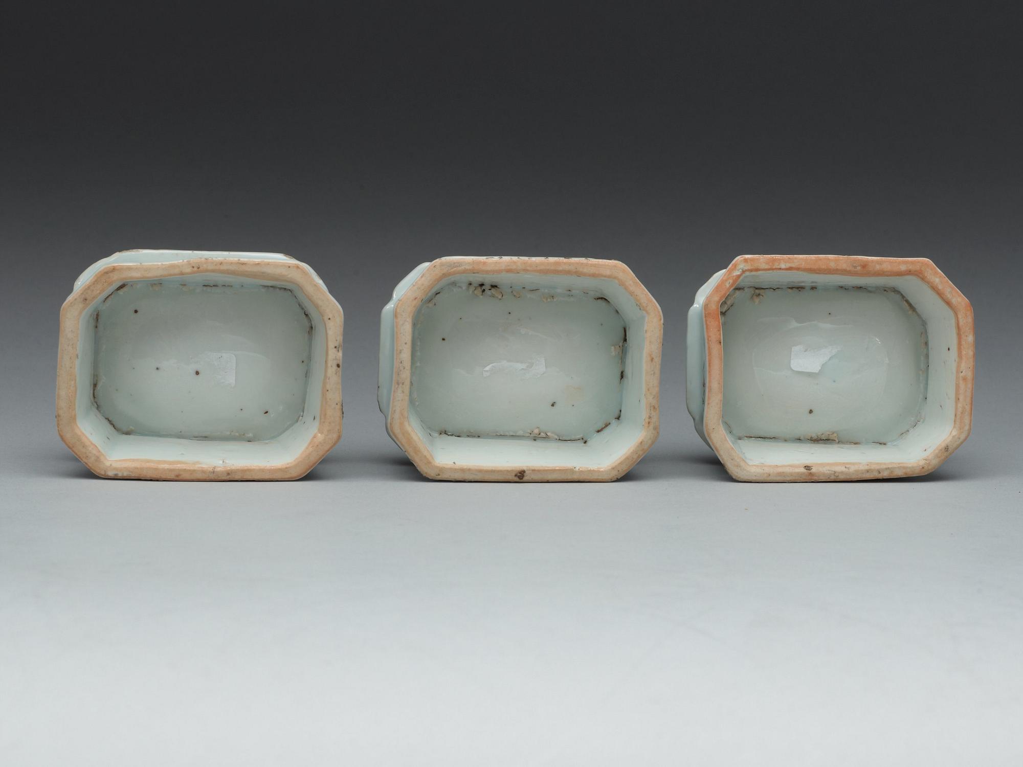 SALTKAR, tre stycken, kompaniporslin. Qing dynastin, Qianlong (1736-95).