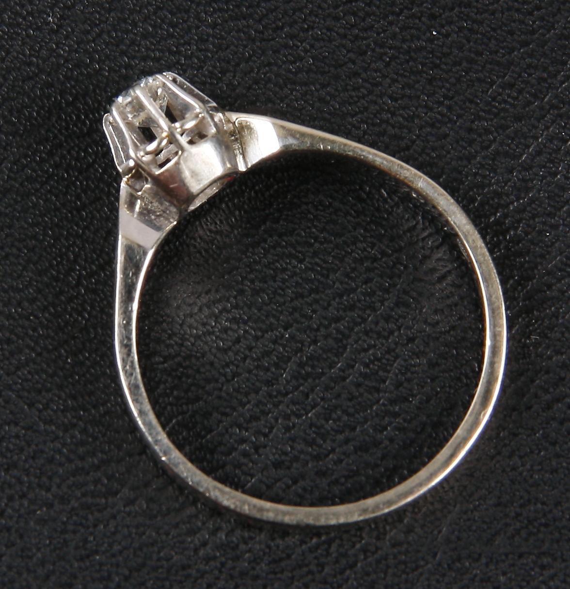RING, 18 K vitguld och diamant 0.2 ct enl gravyr. Ca 2 g.