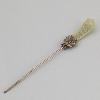 A nephrite and metal hair pin, late Qing dynasty, circa 1900.