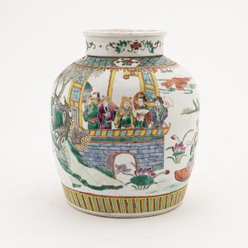 A famille rose jar with cover, late Qing dynasty, end of 19th Century.