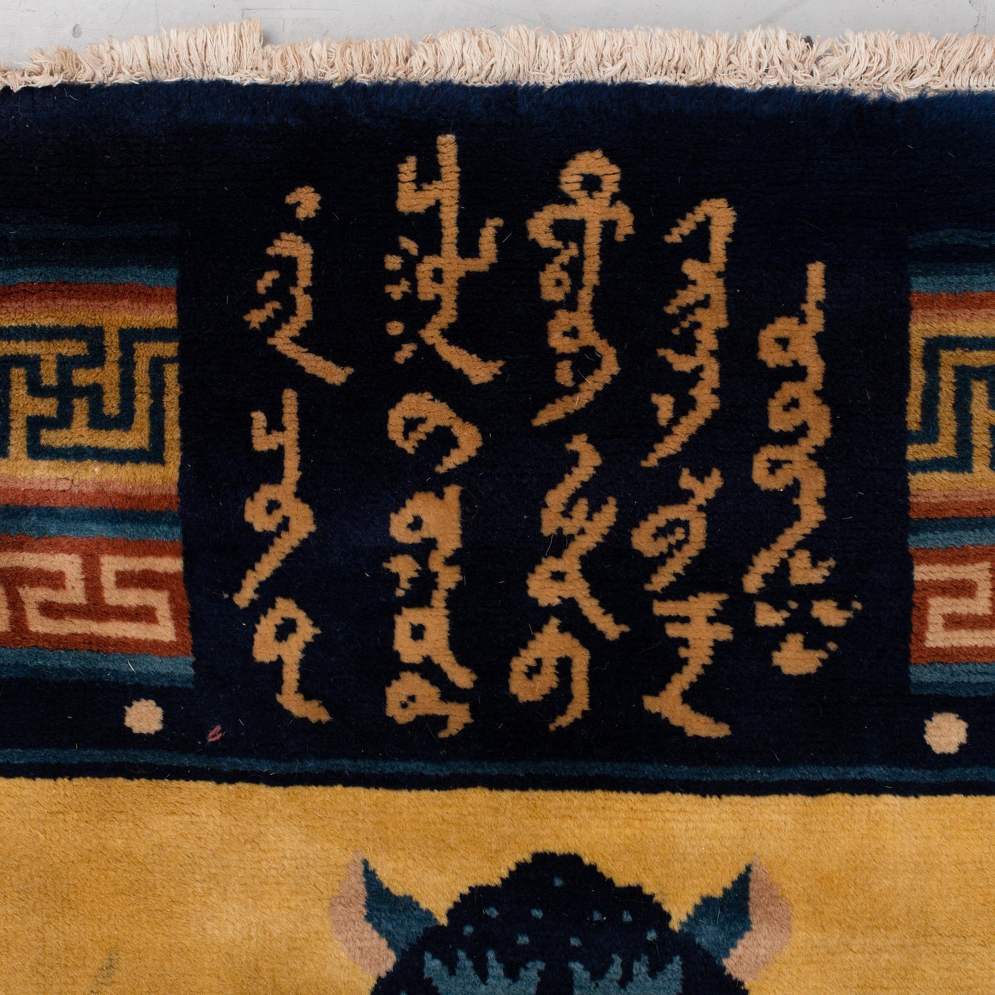 MATTA, Kina, modern tillverkning, ca 241 x 95 cm.