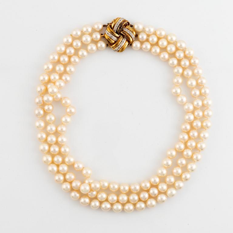 Cultured pearl necklace, clasp gold with brilliant cut diamonds.