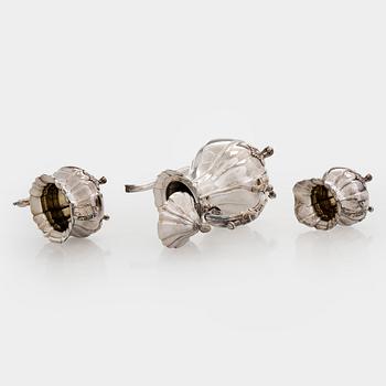 Kahvikalusto, 3 osaa, ja kynttilänjalkapari, hopeaa, Kultakeskus, Hämeenlinna 1946 ja 1948.