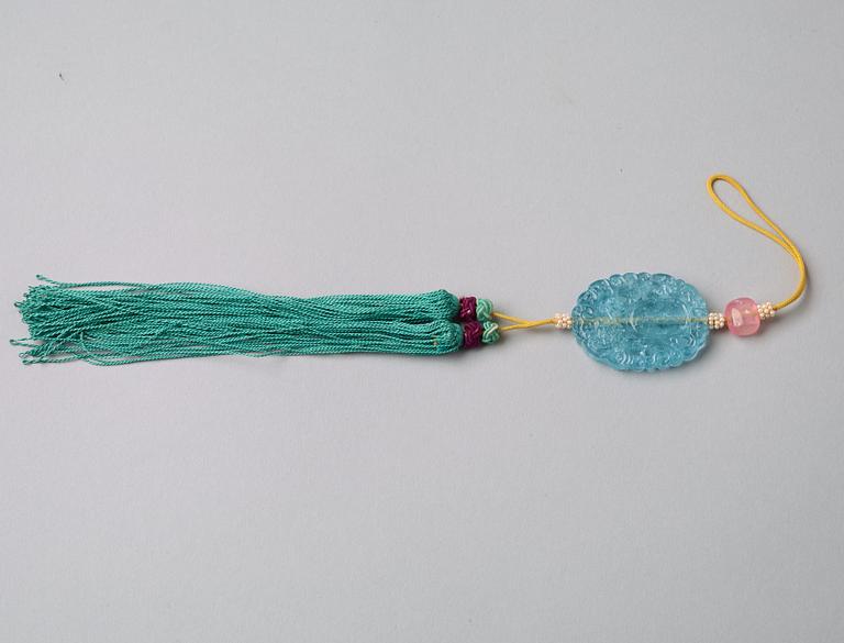 A Chinese sculptured aquamarine pendant.