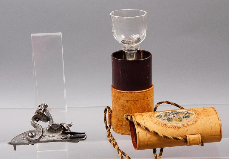 JAKTFLASKA samt FLINTLÅS, glas samt metall. 1800-tal.