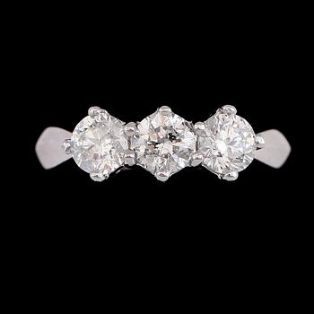 RING, 18K vitguld, briljantslipade diamanter tot ca 1.54 ct. Vikt ca 5 g.